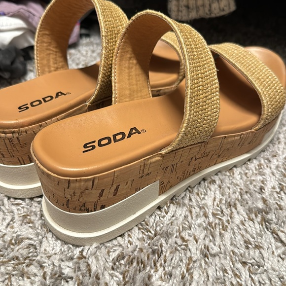 Woven Platform Sandals - Picture 3 of 3